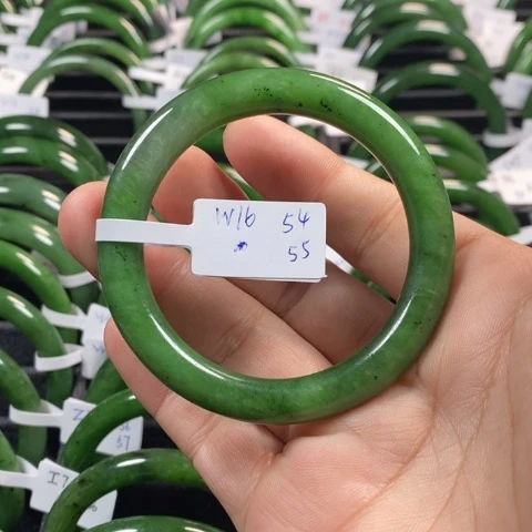 和田玉（碧玉）手镯未镶嵌有瑕疵