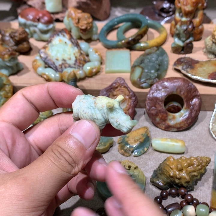 未镶嵌岫岩河磨玉（透闪石质玉）挂件
