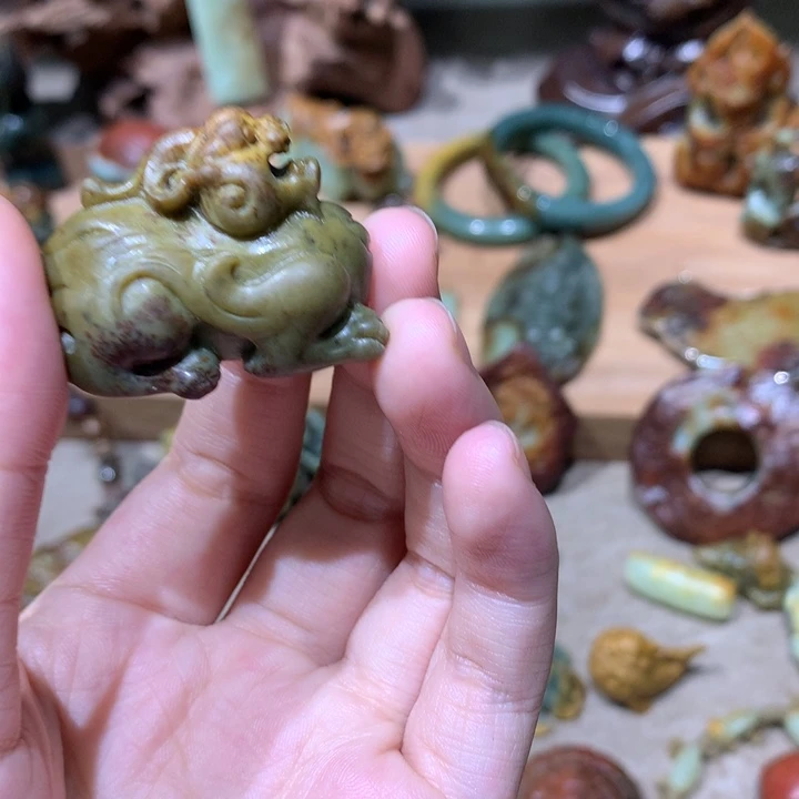 未镶嵌岫岩河磨玉（透闪石质玉）把件