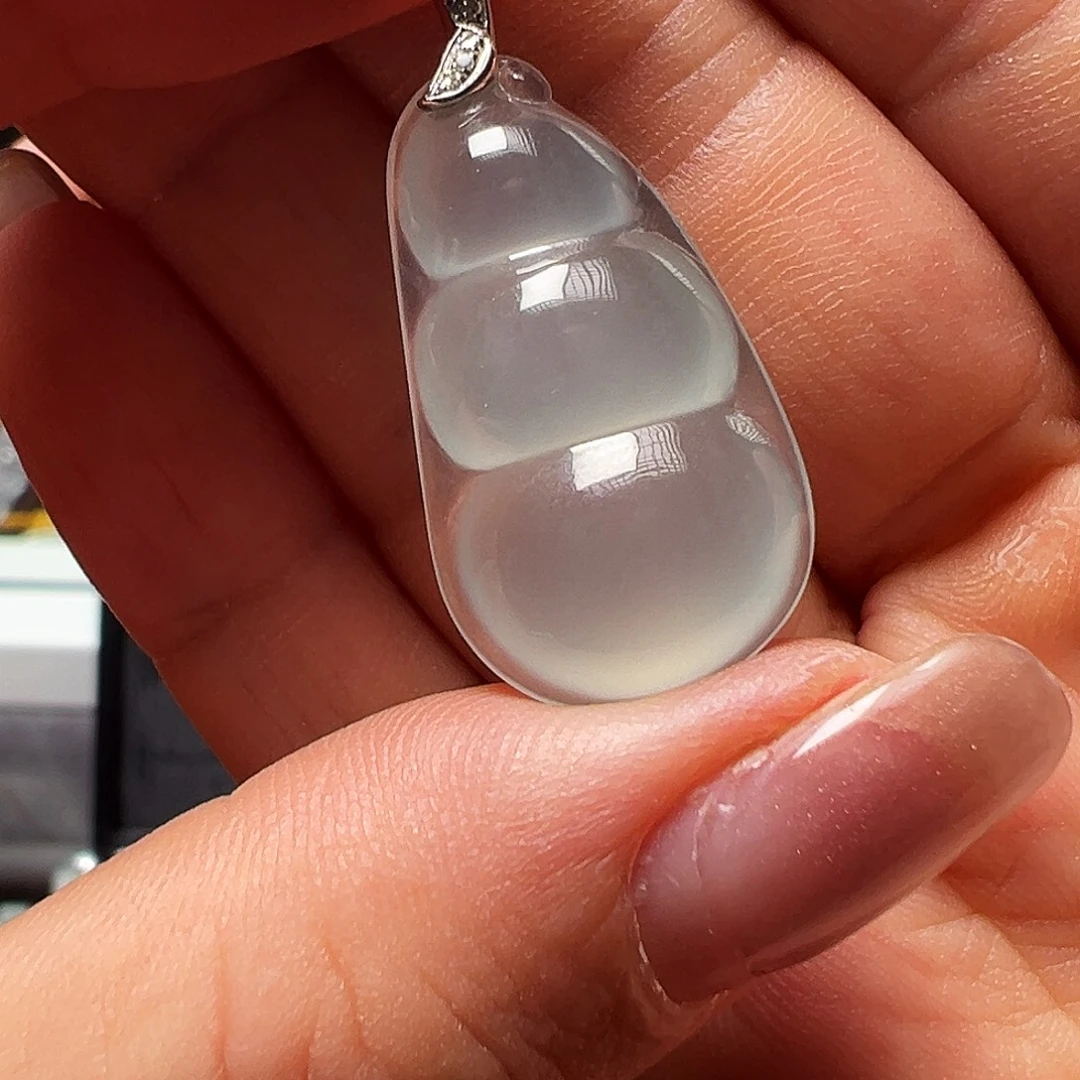 翡翠18K金镶嵌颈饰吊坠