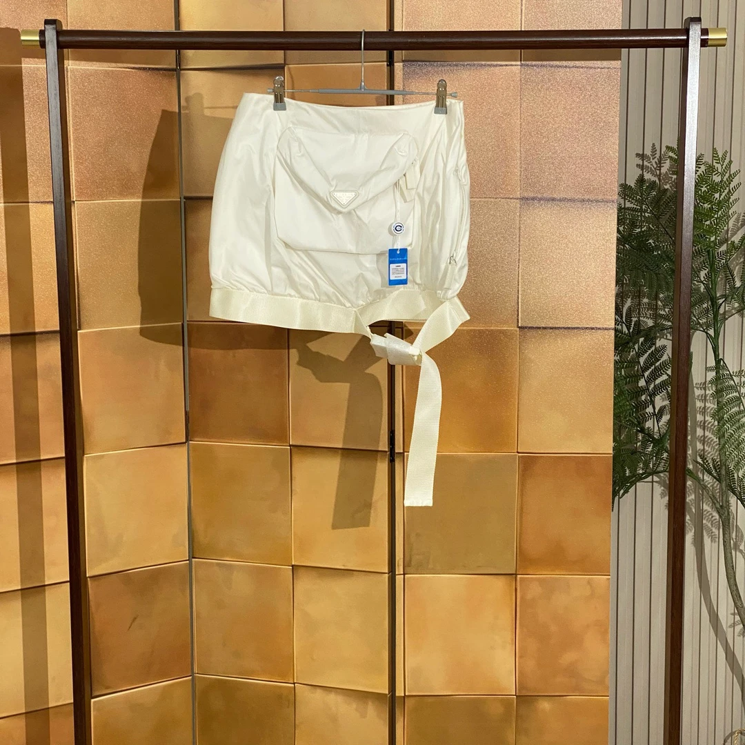 Prada再生尼龙三角包锁扣半裙/36码/全新原吊/女42431