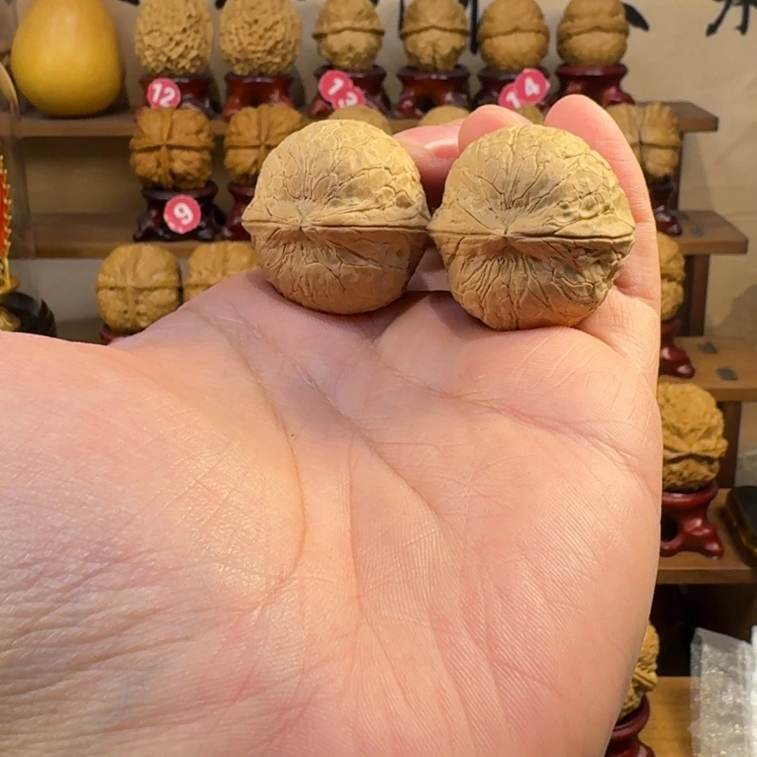 铁核桃把件正圆蛇皮球