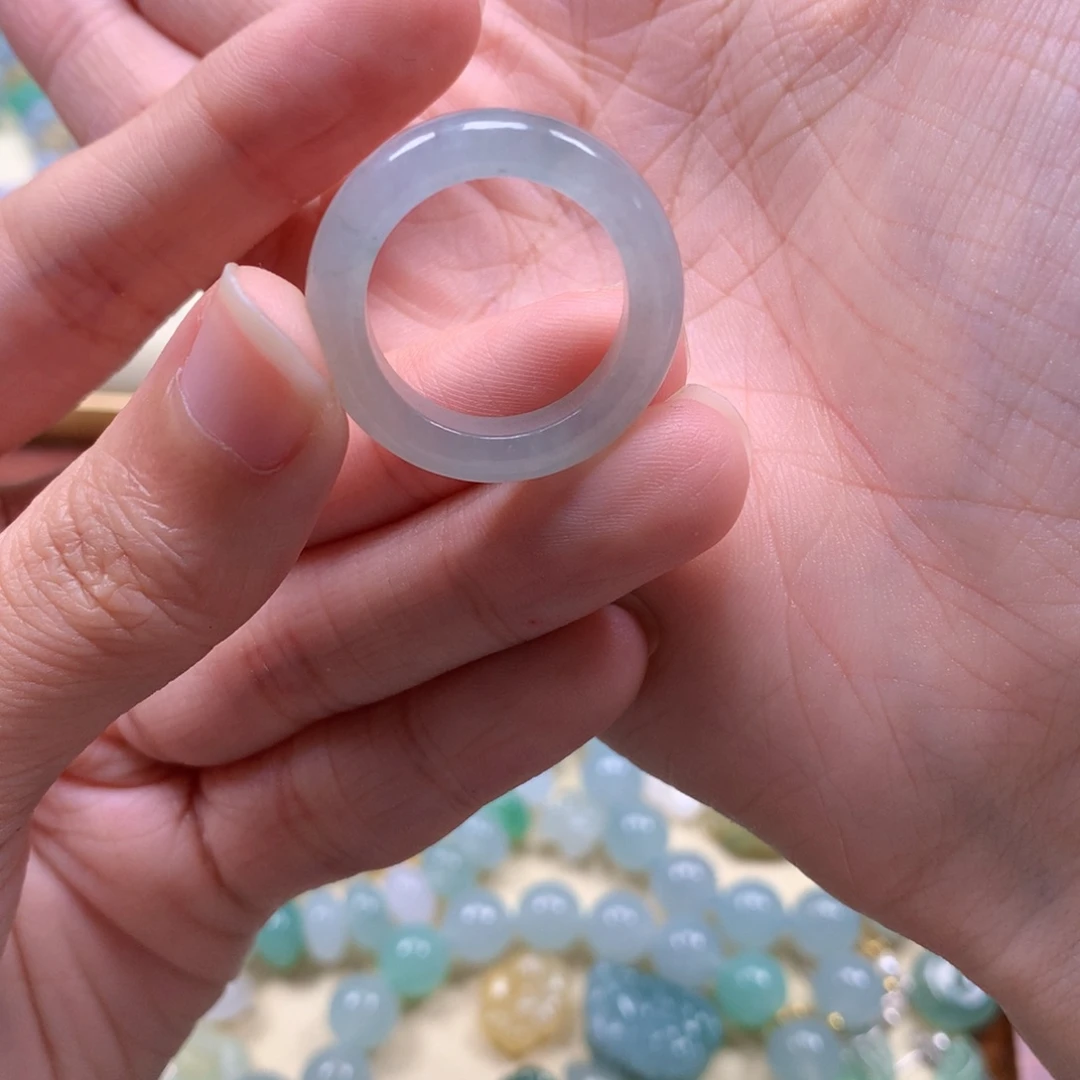 正***视翡翠未镶嵌颈饰是