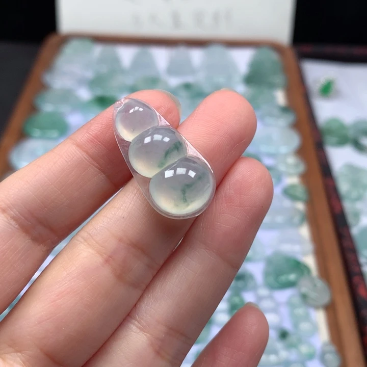 颈饰未镶嵌翡翠冰种飘花福豆