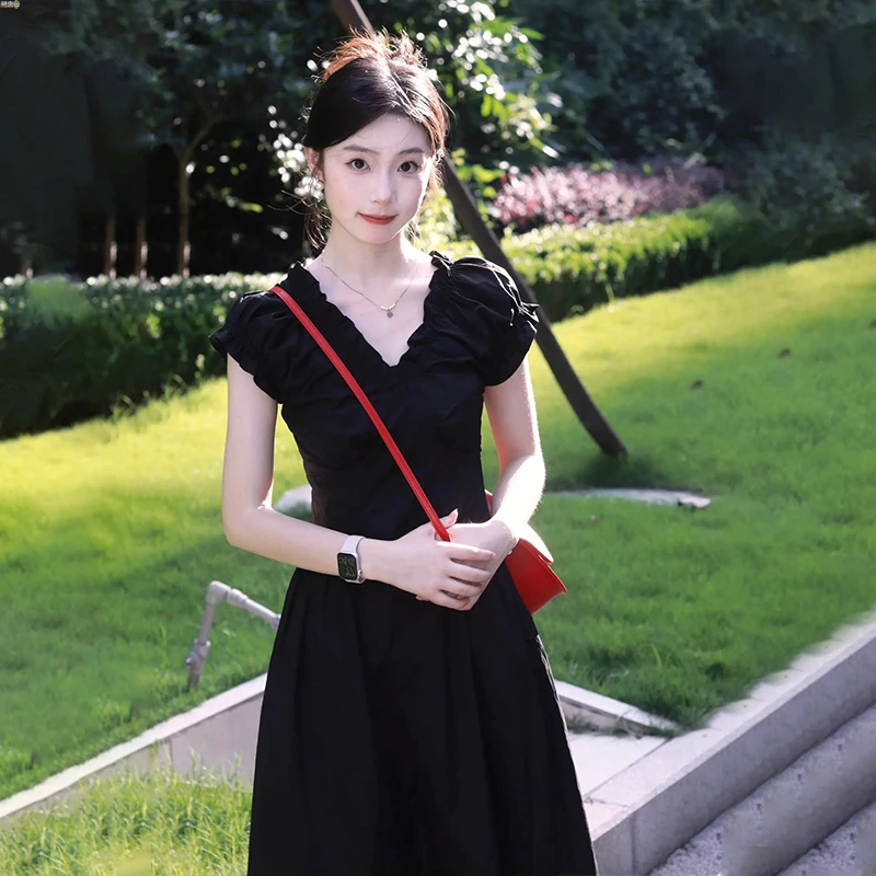 轻奢高级感2025夏季风法式褶皱收腰显瘦黑色v领泡泡袖连衣裙