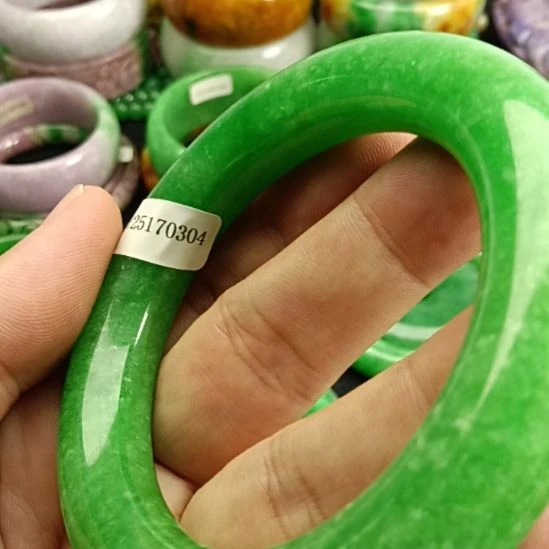 刘***黄翡翠未镶嵌颈饰翡翠