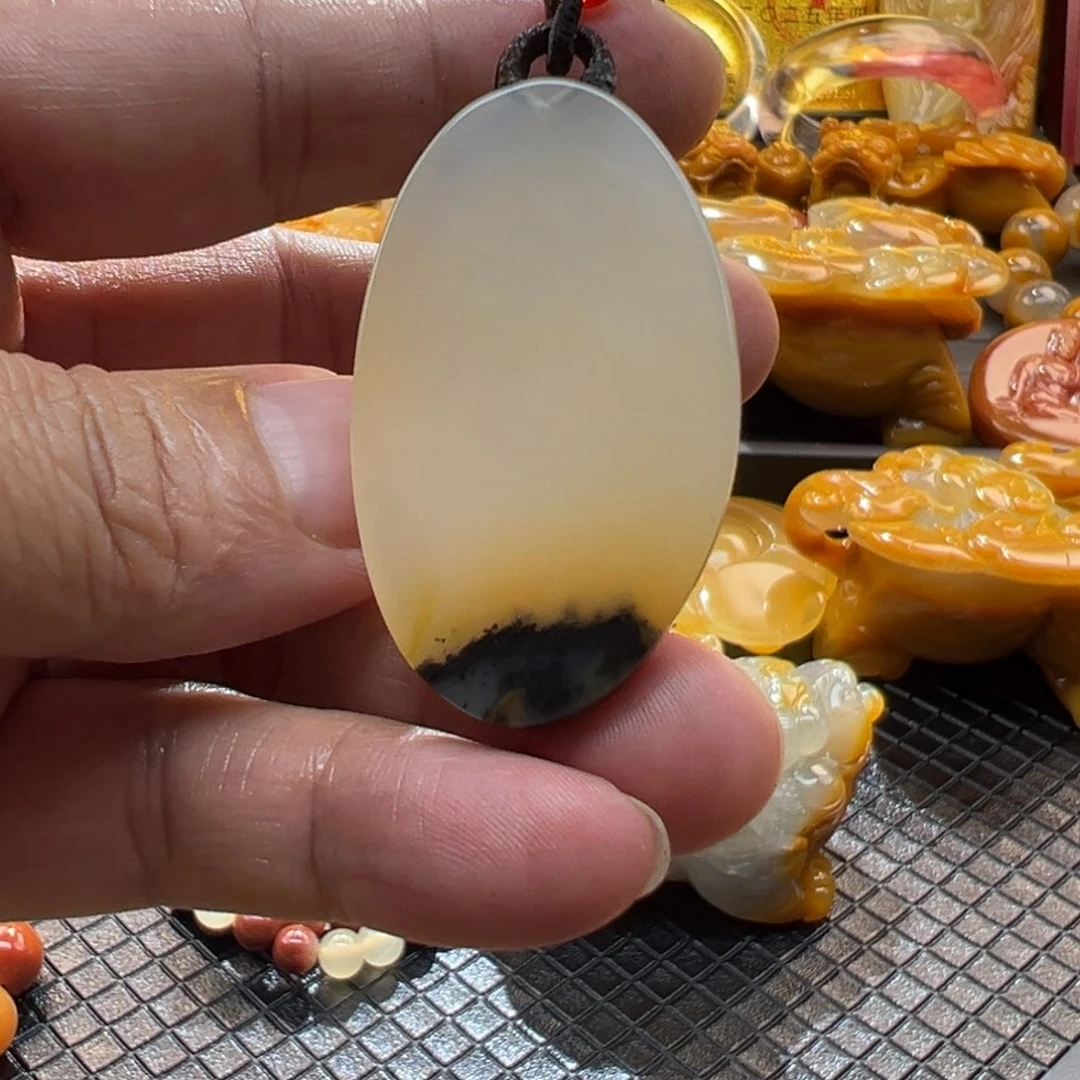 颈饰未镶嵌石英质玉
