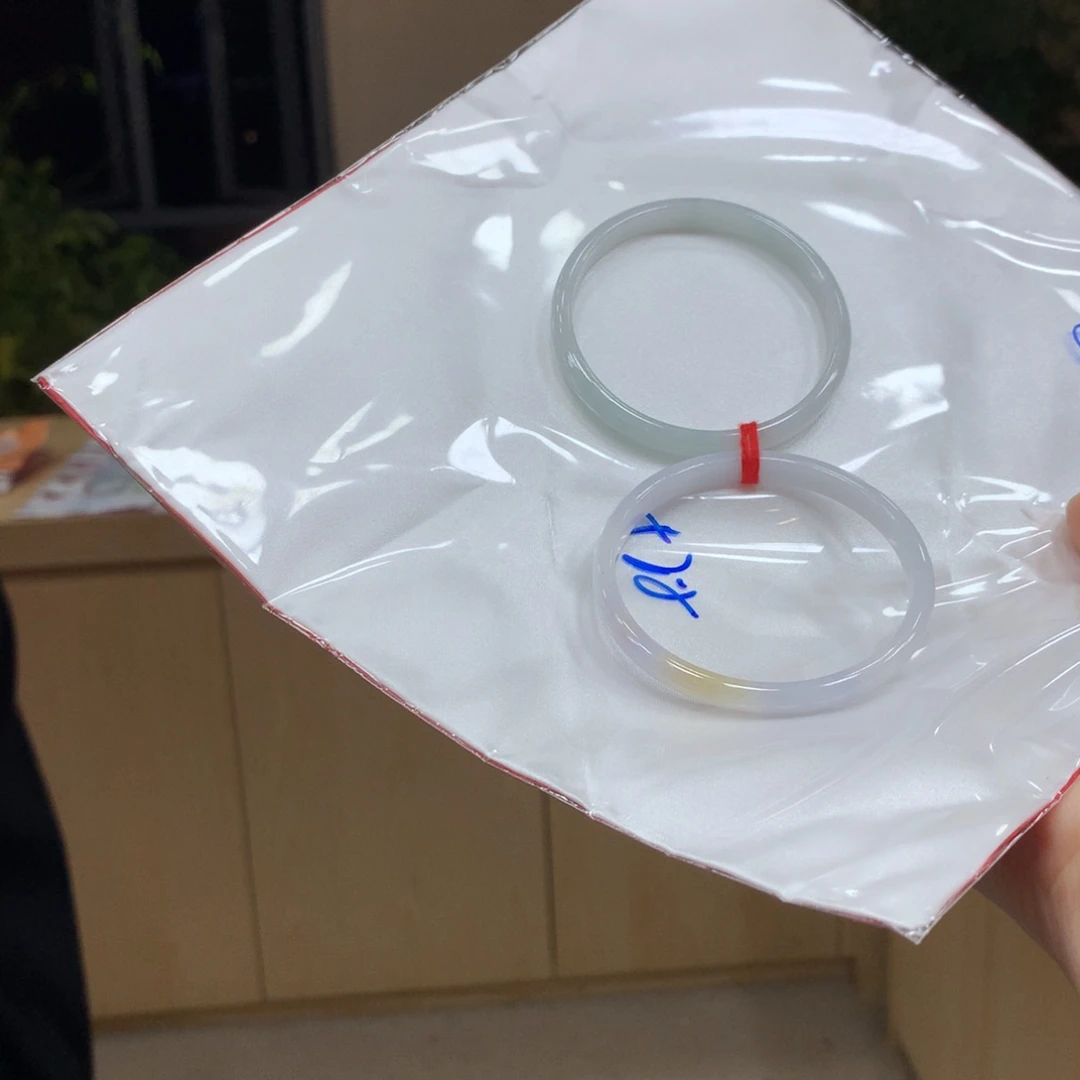 翡翠手镯未镶嵌不退不换