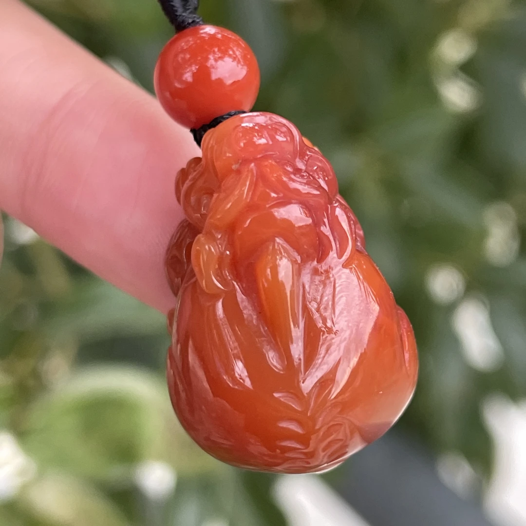 精品瓦西南红貔貅吊坠，颜色红润，满肉柿子红，尺寸19x27x17.5mm