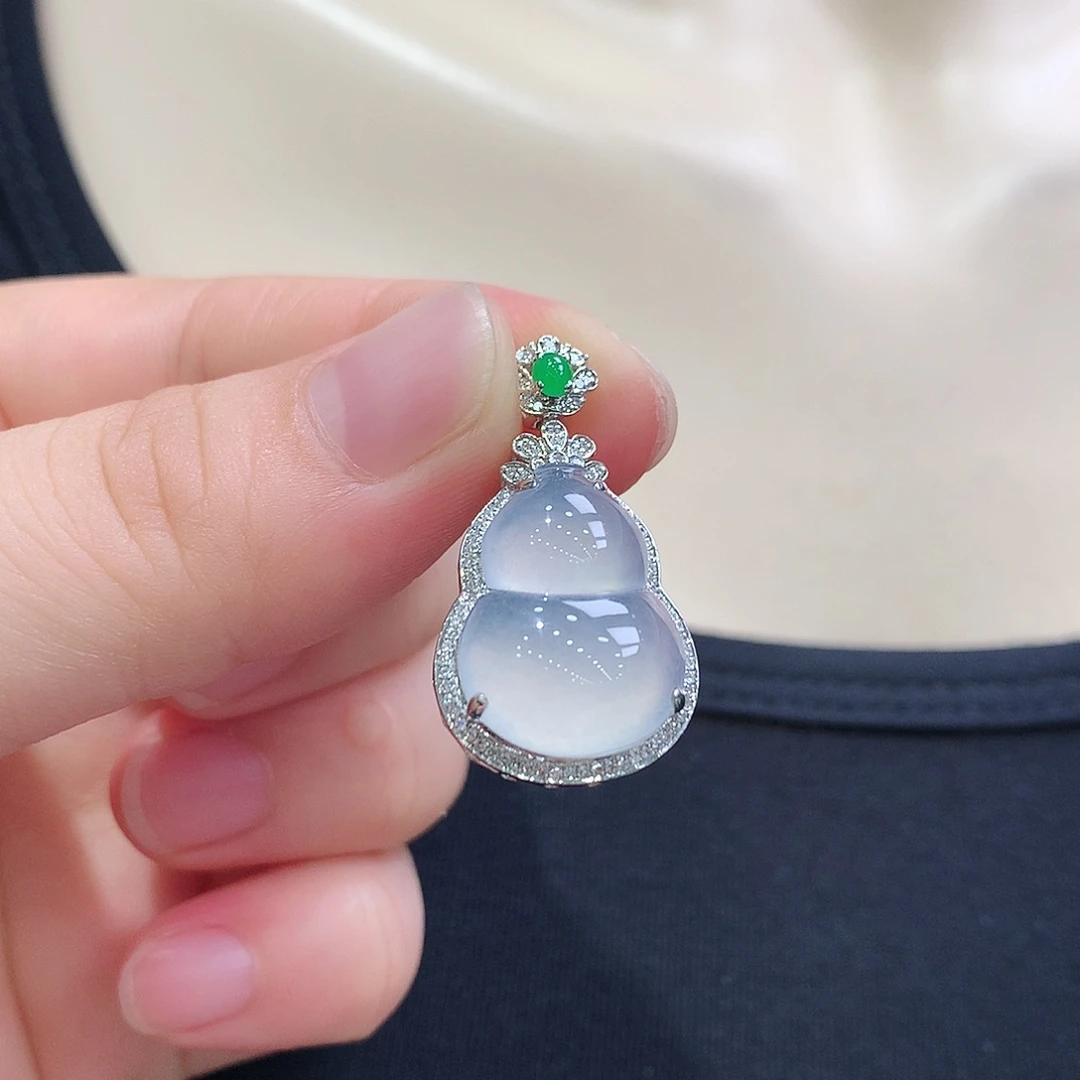 翡翠18K金镶嵌颈饰葫芦