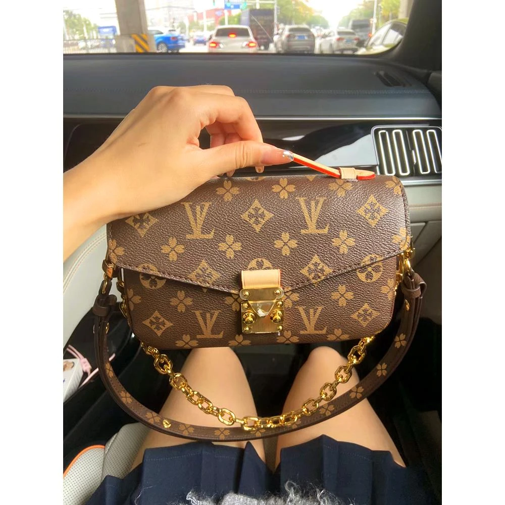 香港品牌2025女包新款时尚百搭斜挎包复古手提中古邮差包小方包女