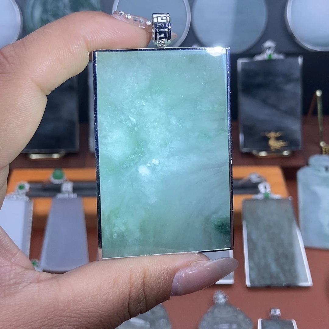 玖***玖翡翠18K金镶嵌吊坠(不含链)