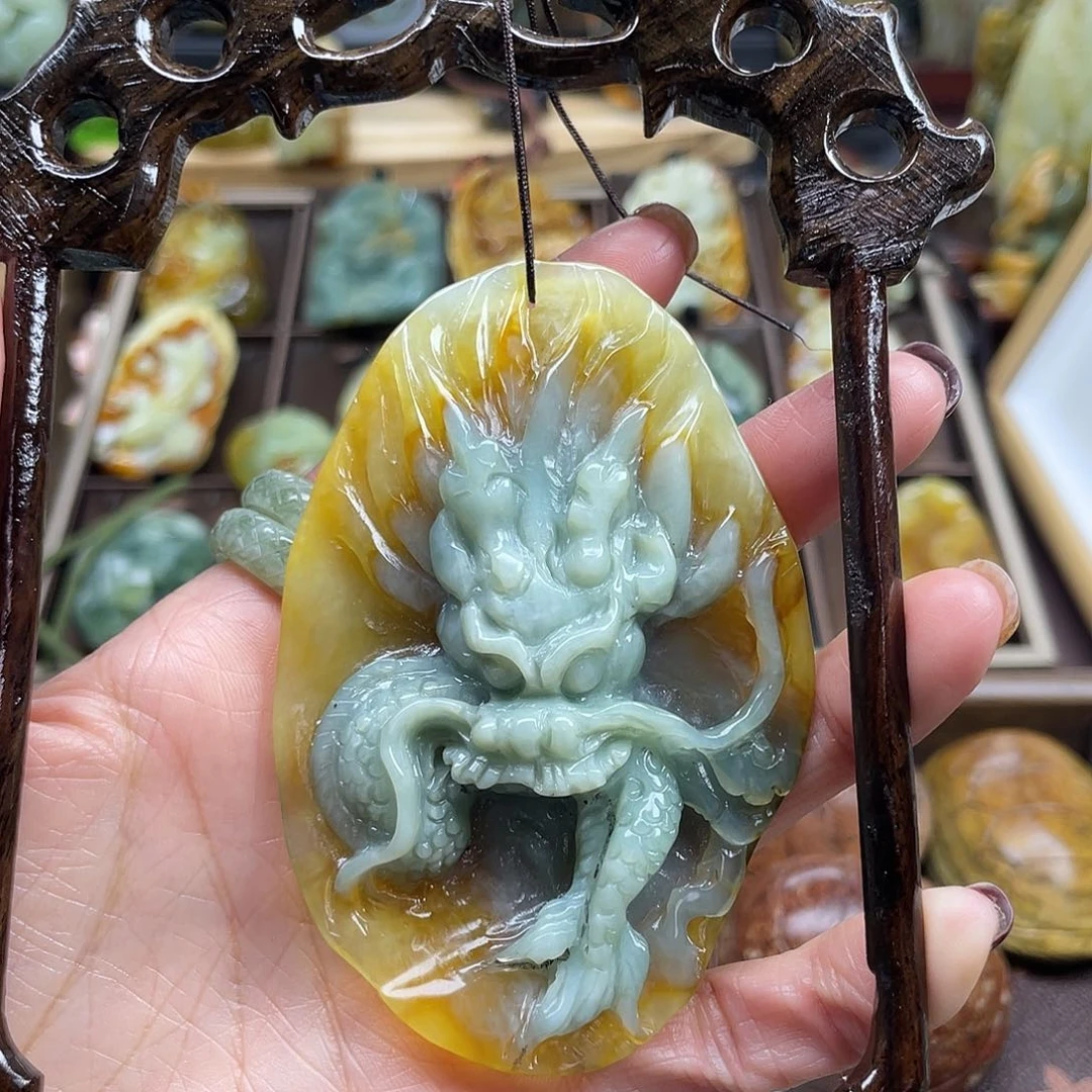 蛇纹石玉颈饰未镶嵌时**包花玉龙
