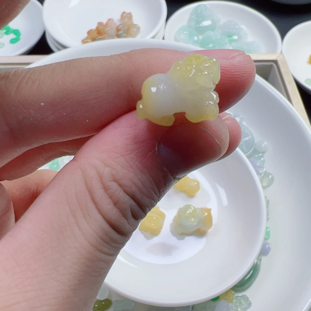 好***）散珠翡翠狗一个、、