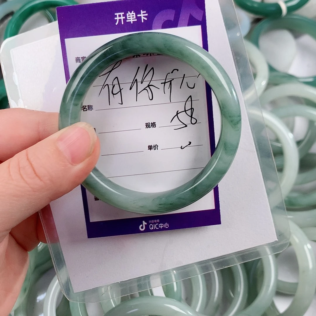 石英质玉（金丝玉）手镯未镶嵌有****?
