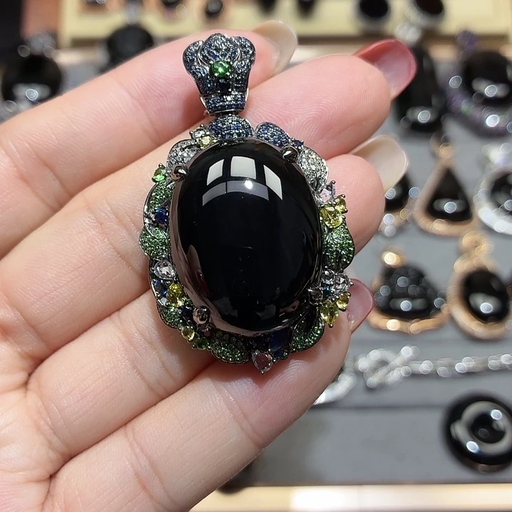 用***7翡翠18K金镶嵌颈饰