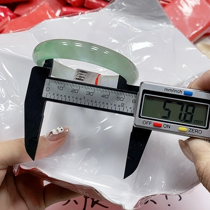 翡翠手镯未镶嵌41。