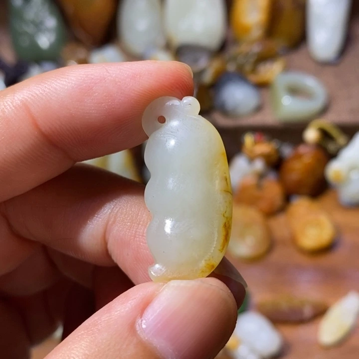 陆***姐和田玉未镶嵌颈饰