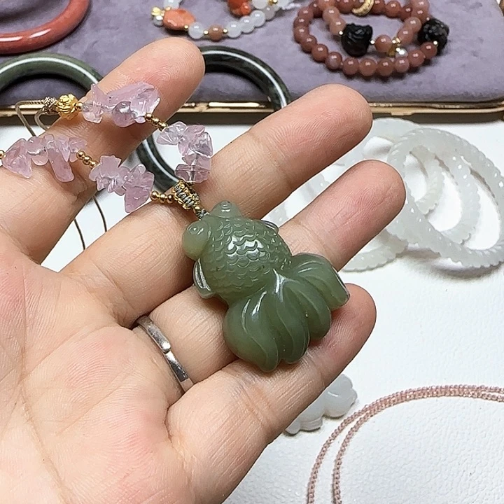 小***乔和田玉未镶嵌颈饰