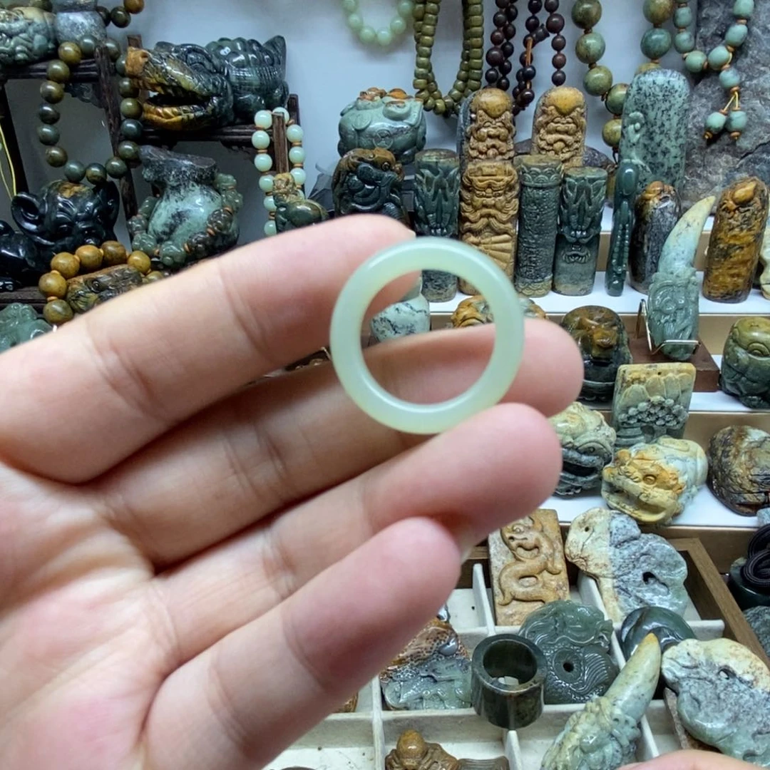 未镶嵌岫岩老玉（透闪石质玉）把件