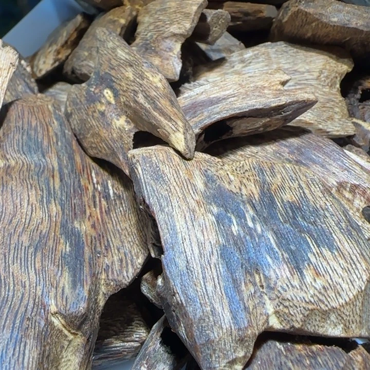 沉香手把件海南老白棋块料100克