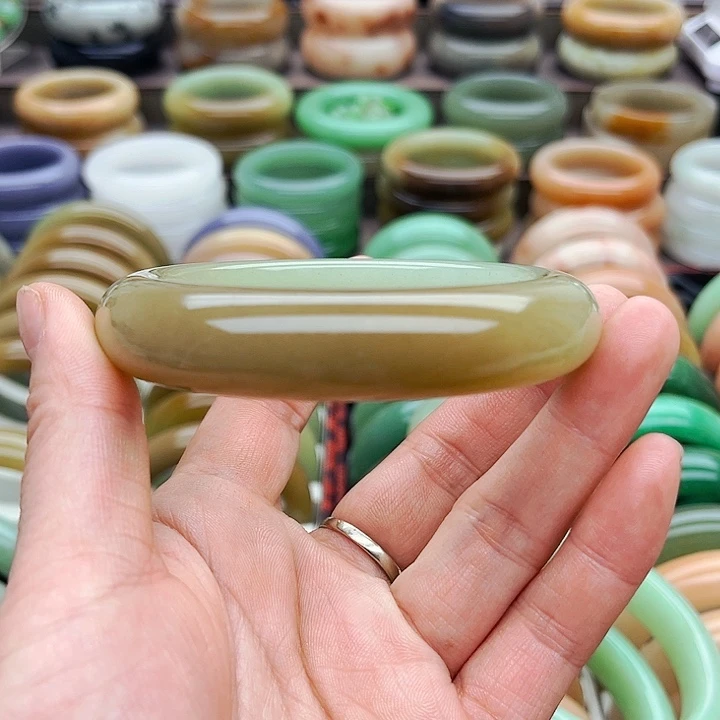 未镶嵌手镯（圆镯）石英质玉