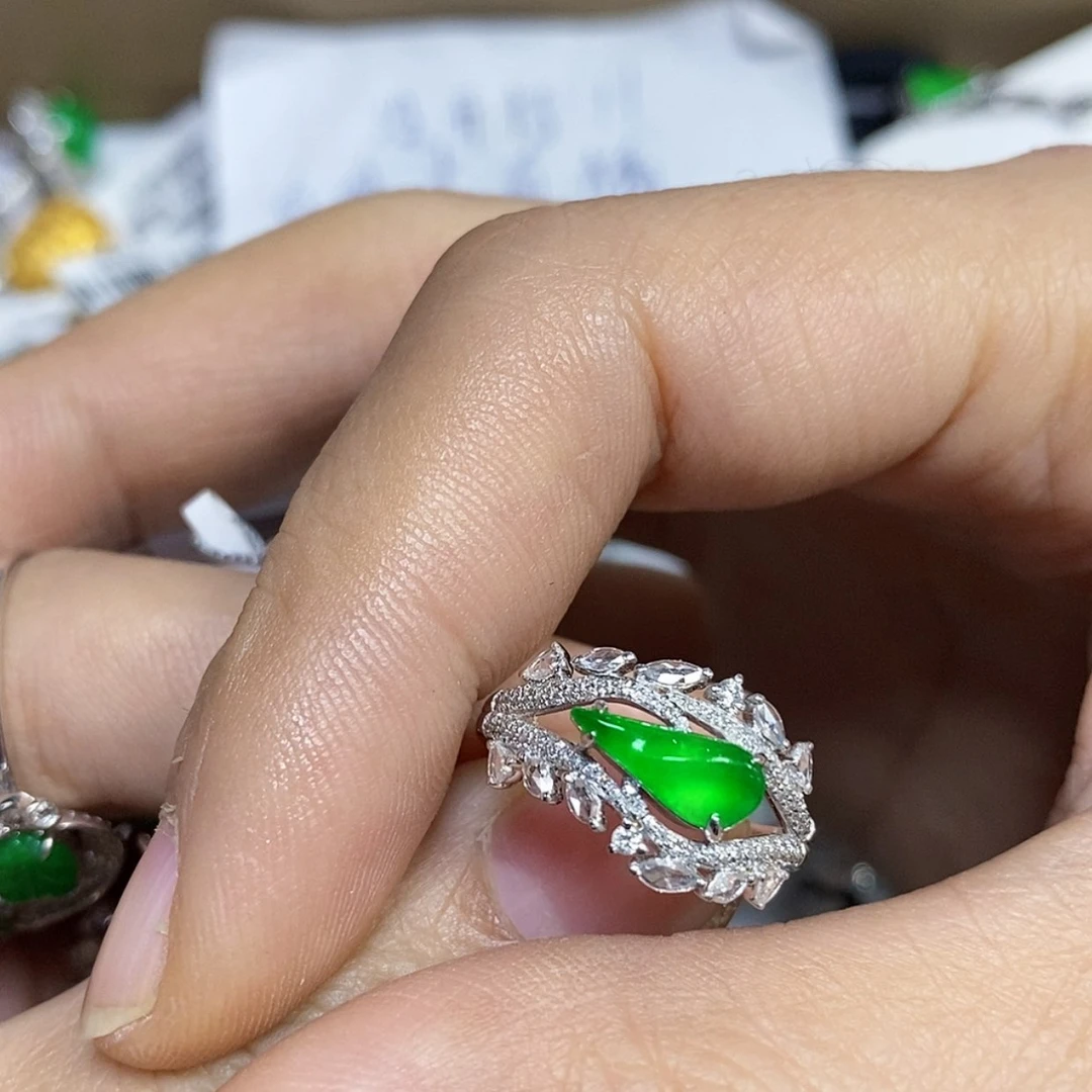【闪购商品】颈饰18K金镶嵌翡翠T****E戒指