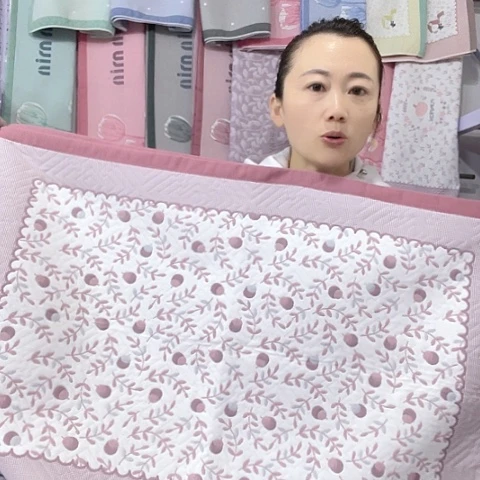 棉特价酒红色果实累累