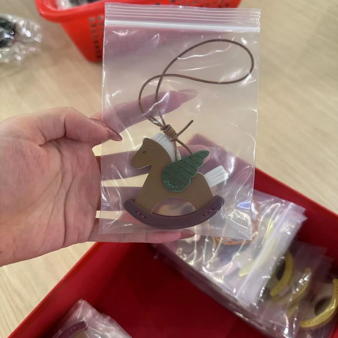 【鳄鱼摇摇马飞马】时尚高级女士飞马挂件