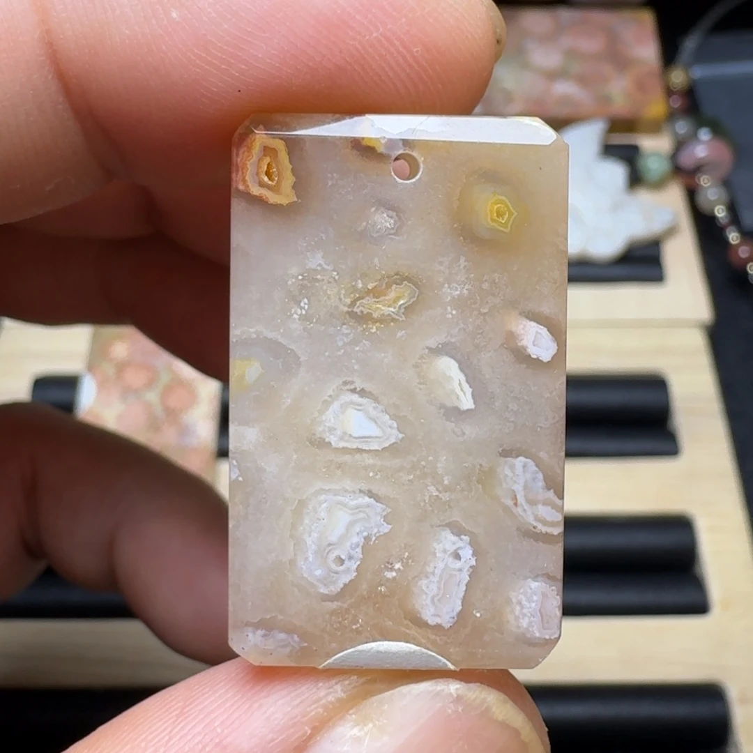 未镶嵌纯天然色有机玉石保真色石英质玉