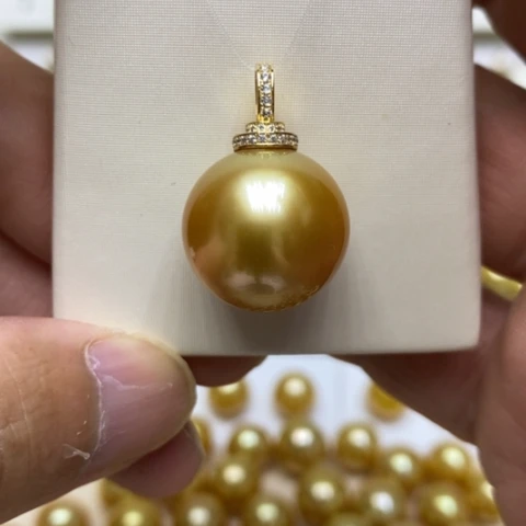 18K金镶嵌颈饰海水珍珠