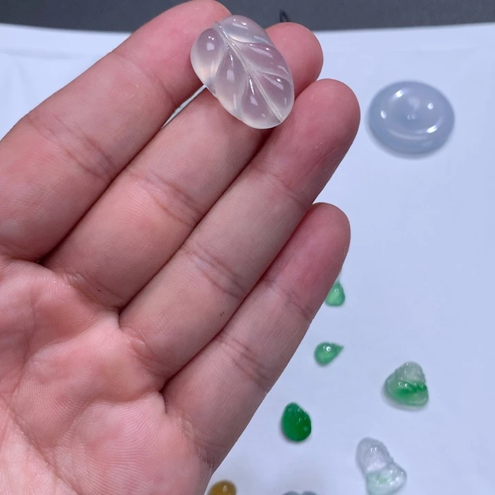 颈饰未镶嵌翡翠叶子