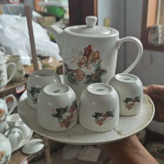 库存微瑕三打白骨精多孔茶壶一套