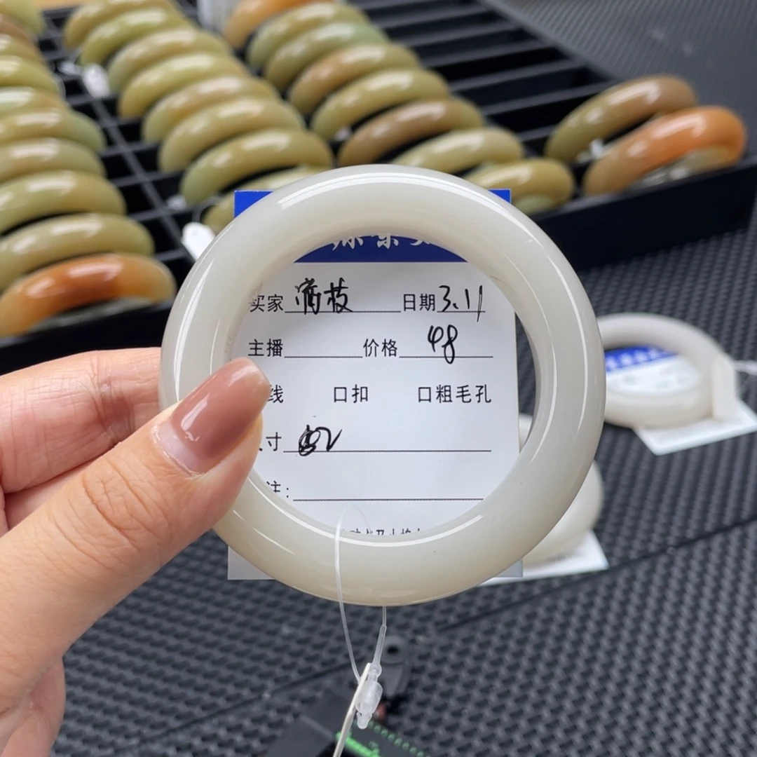 石英质玉手镯未镶嵌满*