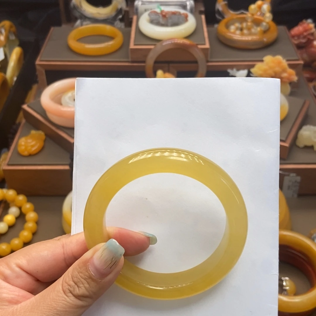 星***星石英质玉（黄龙玉）未镶嵌手镯H
