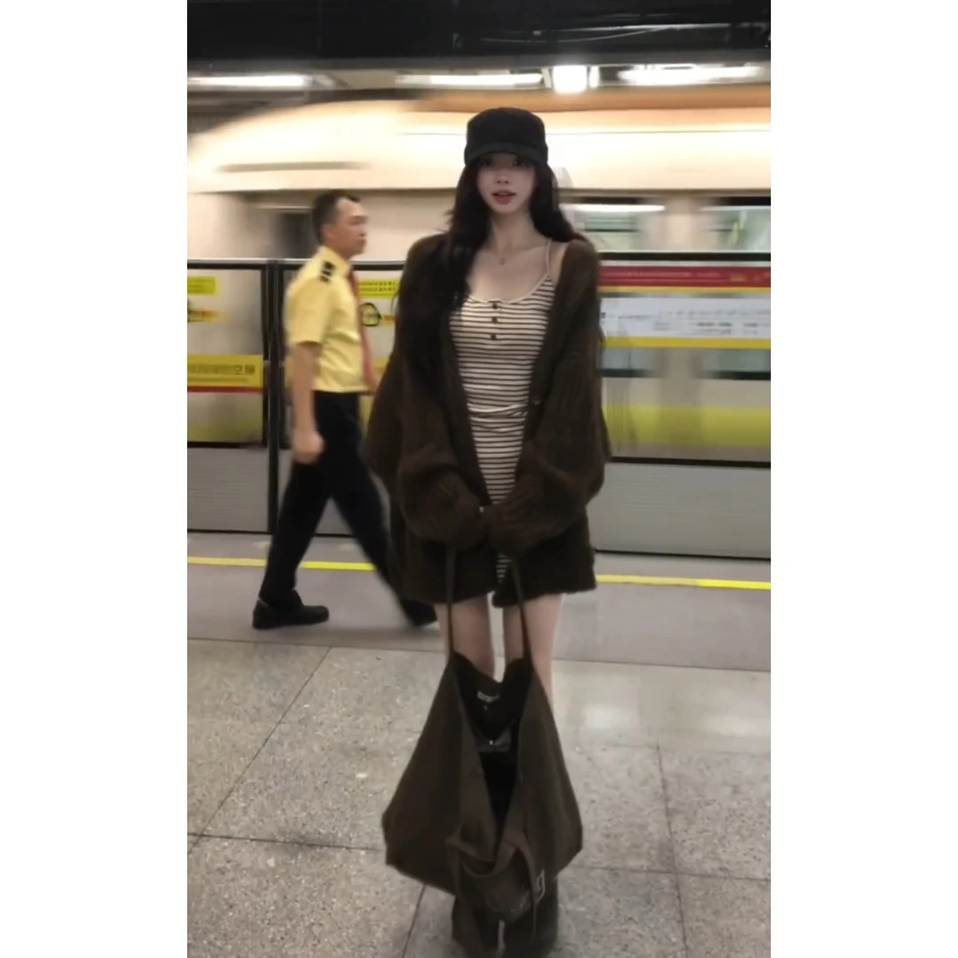 MARIE.COCO古早感穿搭一整套女慵懒风咖色针织开衫条纹吊带连衣裙