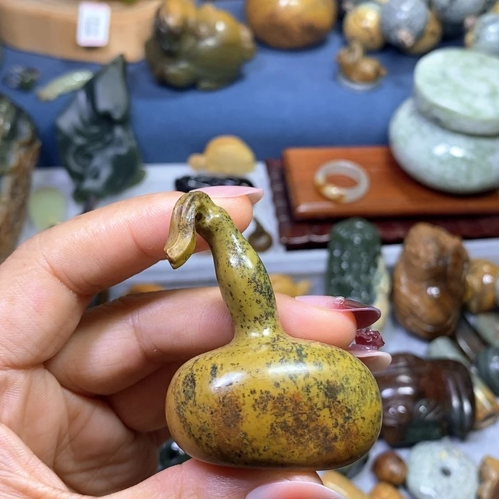 未镶嵌岫岩河磨玉（透闪石质玉）把件