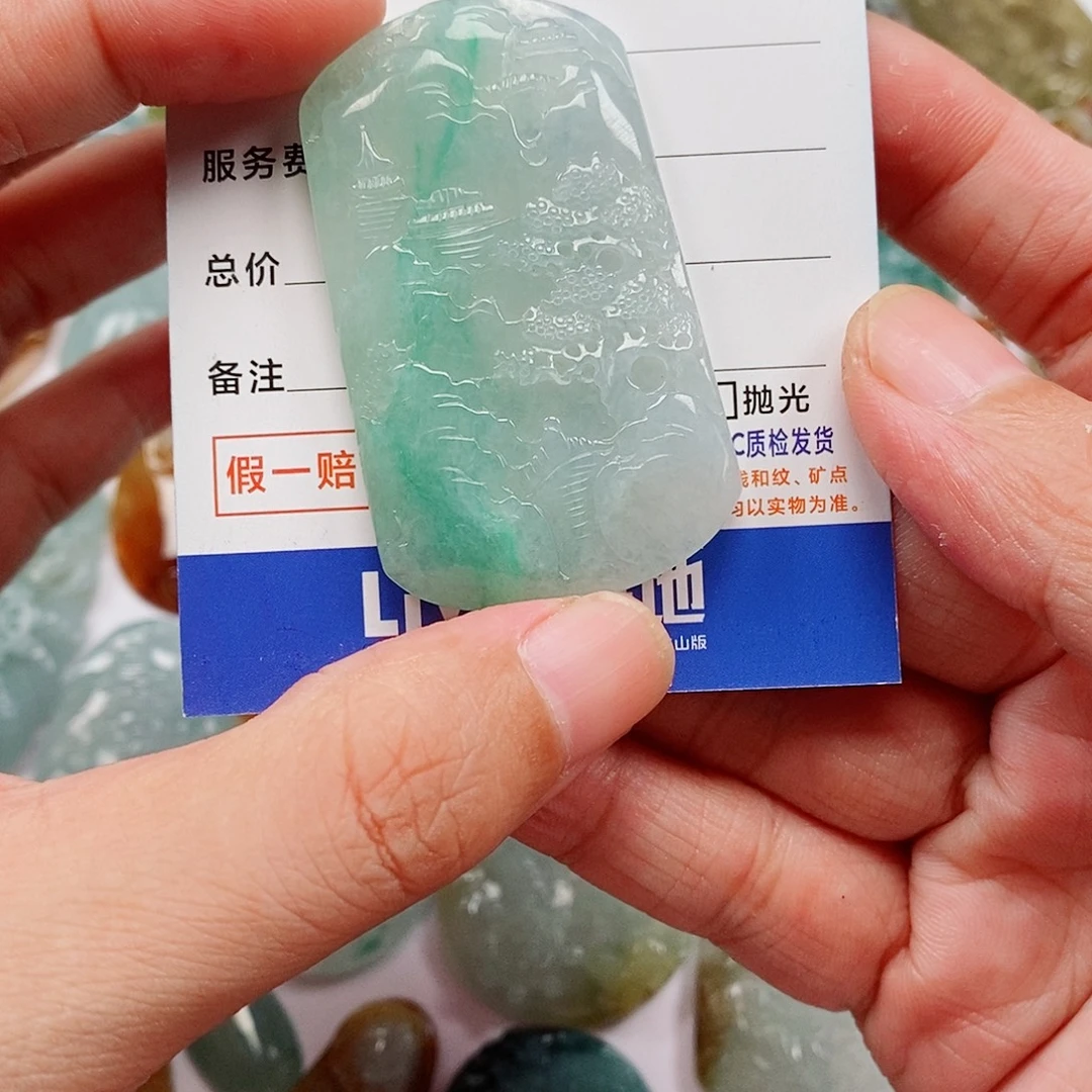 翡翠未镶嵌颈饰山水