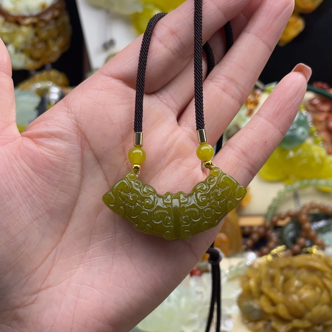 未镶嵌蛇纹石玉颈饰