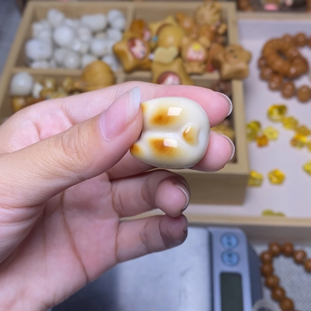 小***着猴头核桃吊坠柯基屁