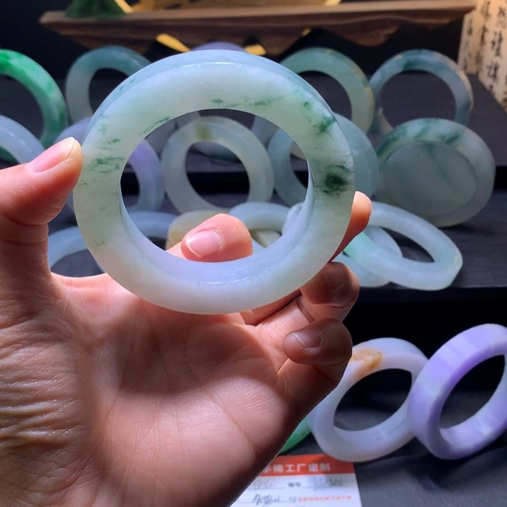 定制翡翠未镶嵌翡翠手镯