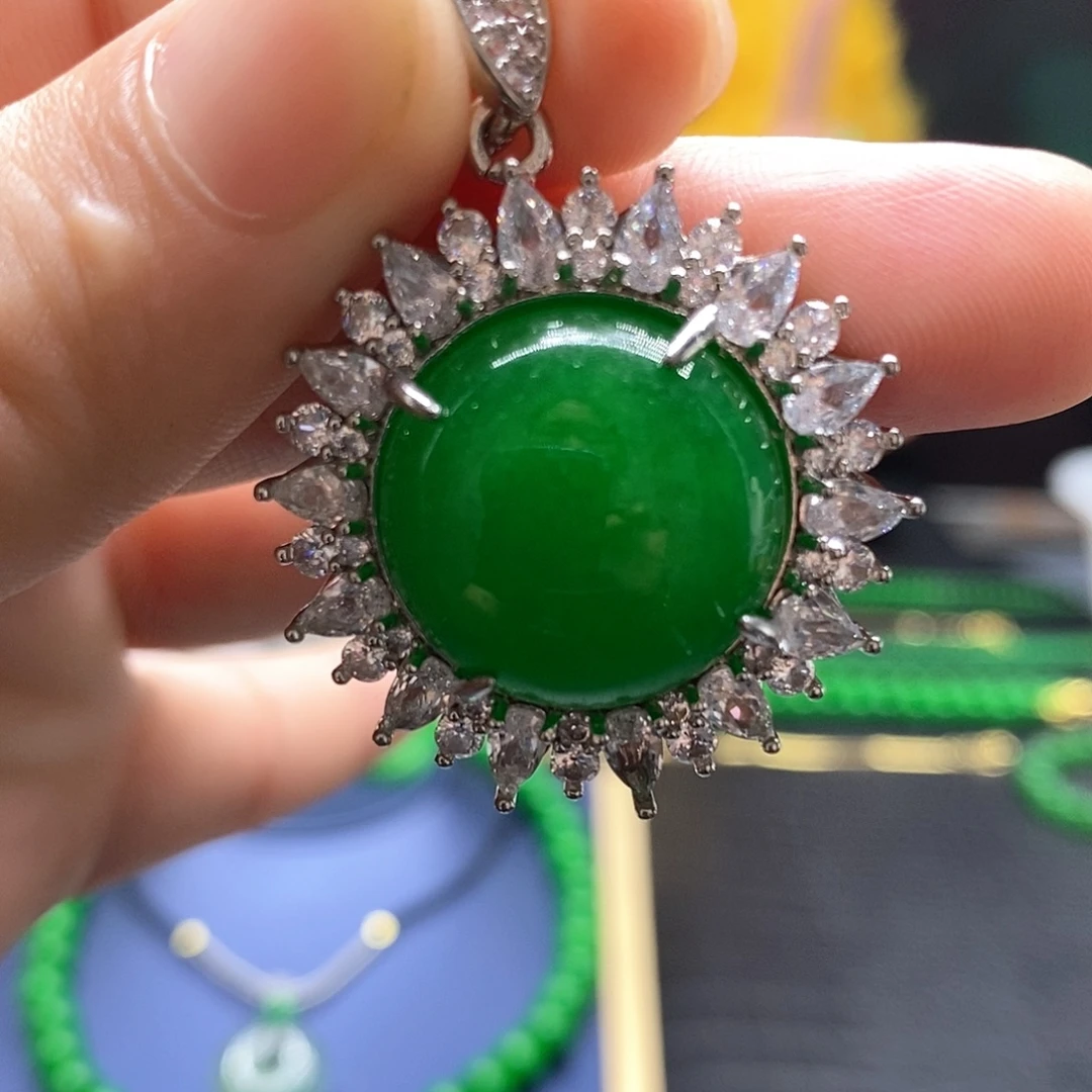 翡翠未镶嵌颈饰太阳花