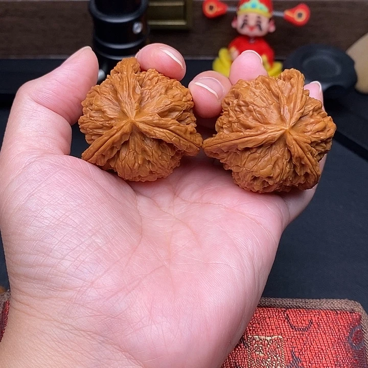 山***夫文玩核桃把件白奔