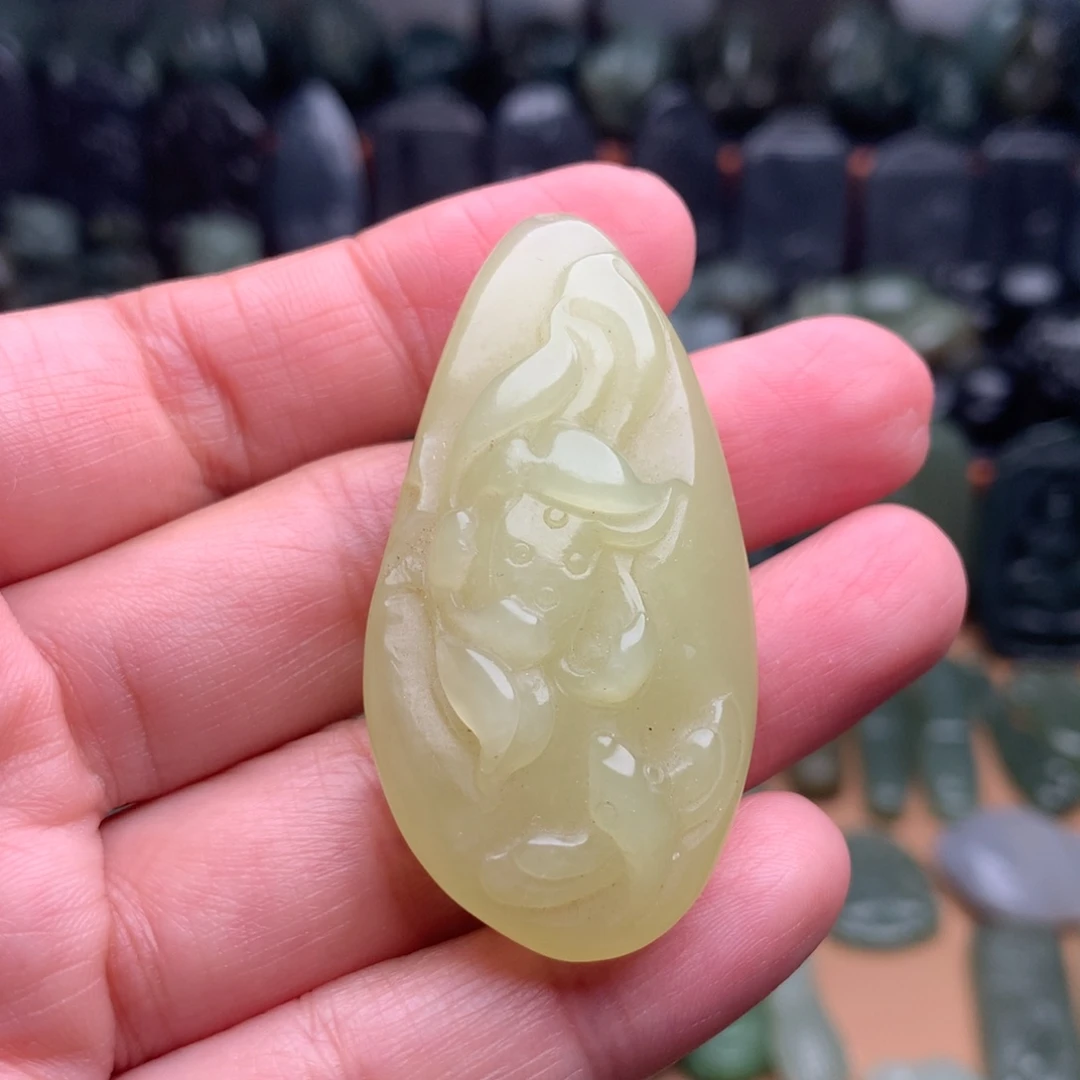 和田玉未镶嵌颈饰挂件31（有包容）