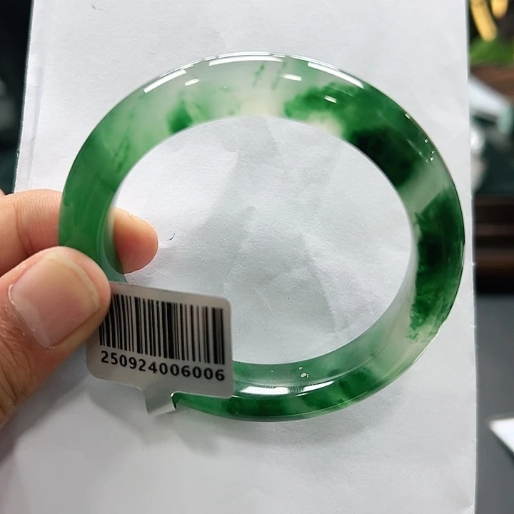 石英质玉（非洲翠）未镶嵌手镯