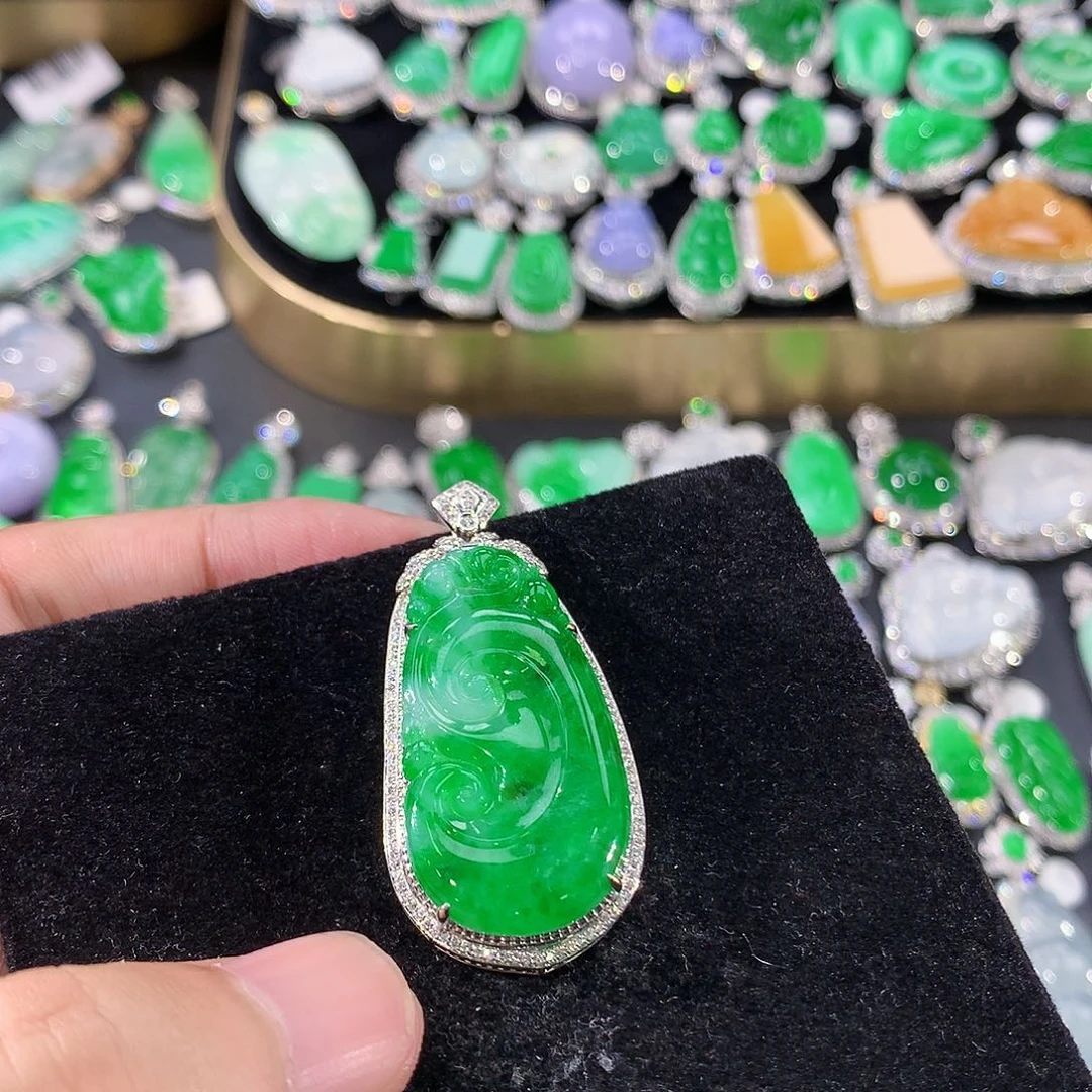 翡翠18K金镶嵌颈饰