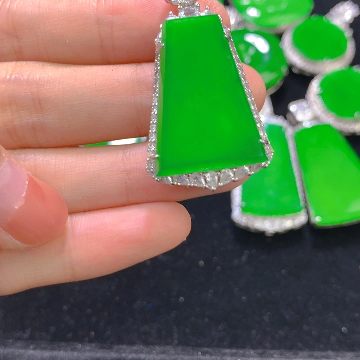 用***2翡翠银S925镶嵌颈饰一个