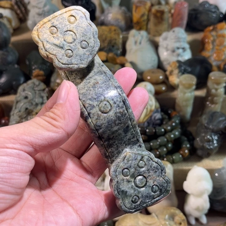 透闪石质玉未镶嵌颈饰