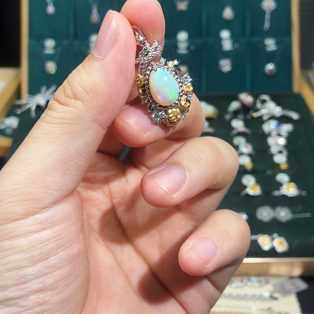 欧泊18K金镶嵌吊坠(不含链)
