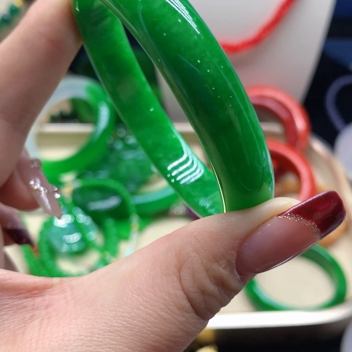 翡翠颈饰未镶嵌手镯